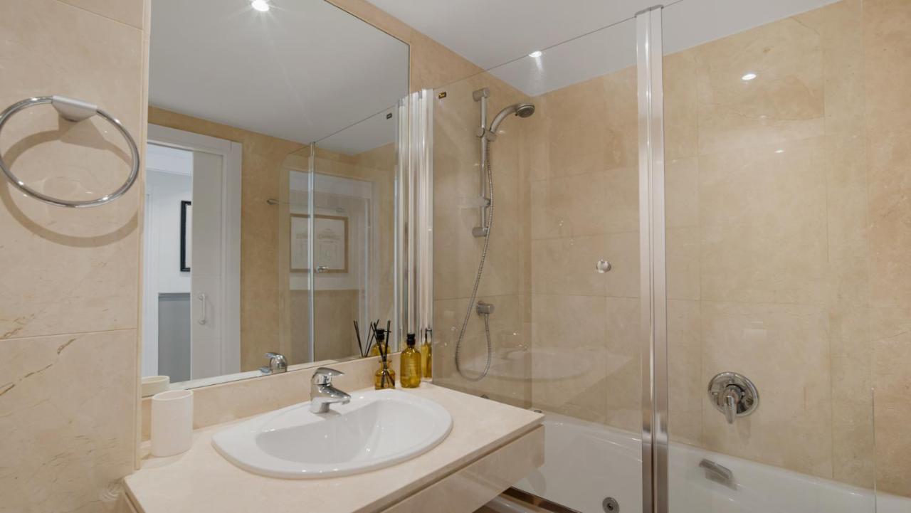 Beach-Line Apartment With 3 Bedrooms In Estepona Buitenkant foto